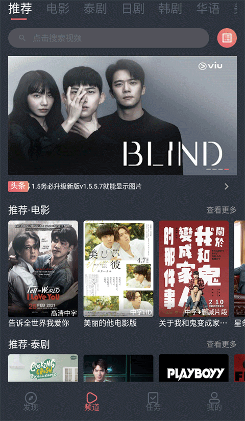 雪人撑着透明伞在路灯下微笑的壁纸