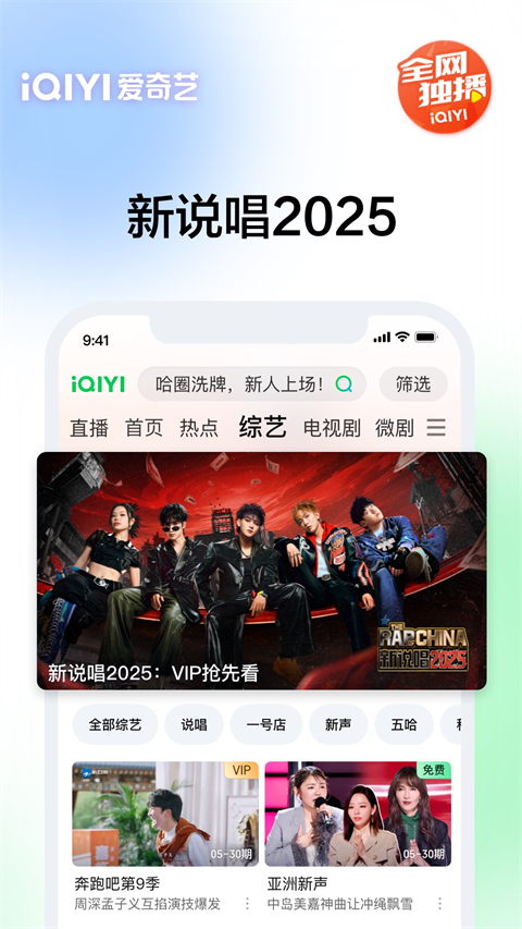趴在沙发上的缅因猫伸爪壁纸